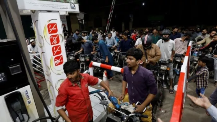 Pakistan Petrol Diesel Price पाक में पेट्रोल के दाम बढ़े।