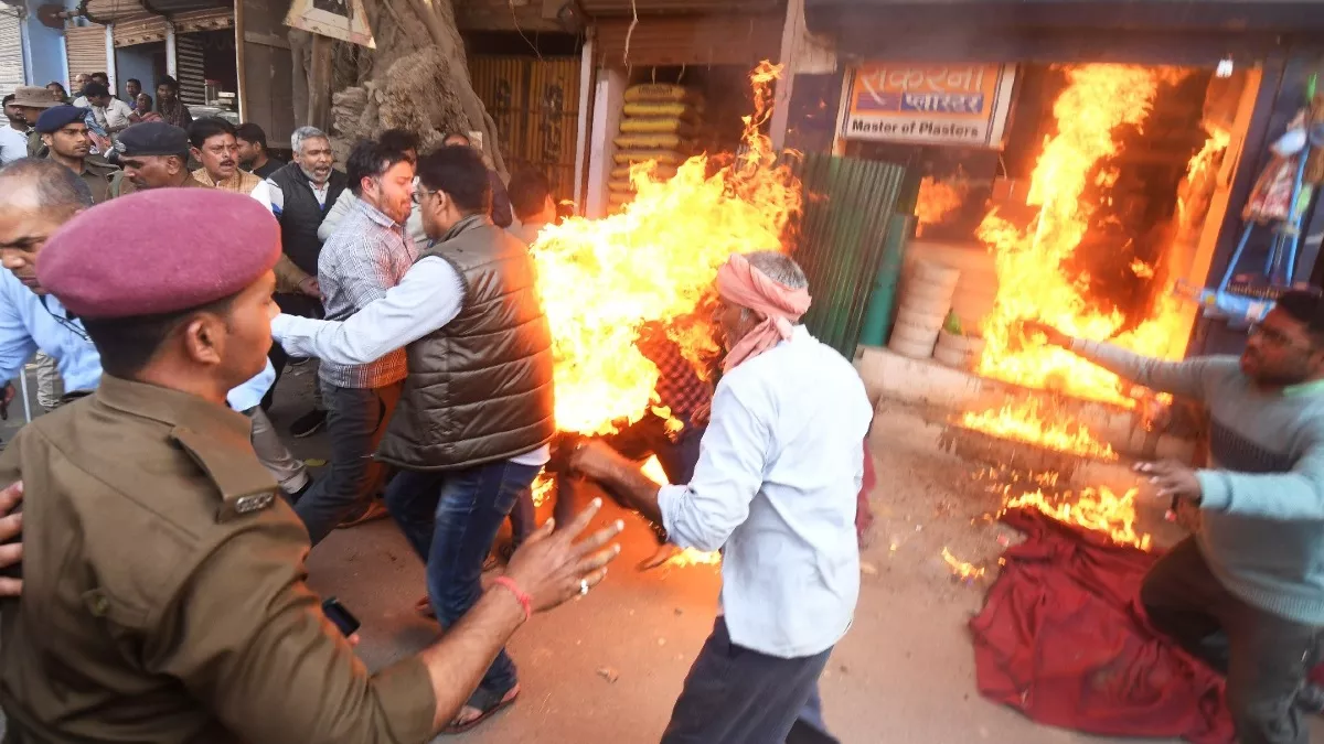पटना: अतिक्रमण हटाने को लेकर मचा बवाल, दुकानदार ने खुद को आग लगाई; लोगों ने पत्थर बरसाए