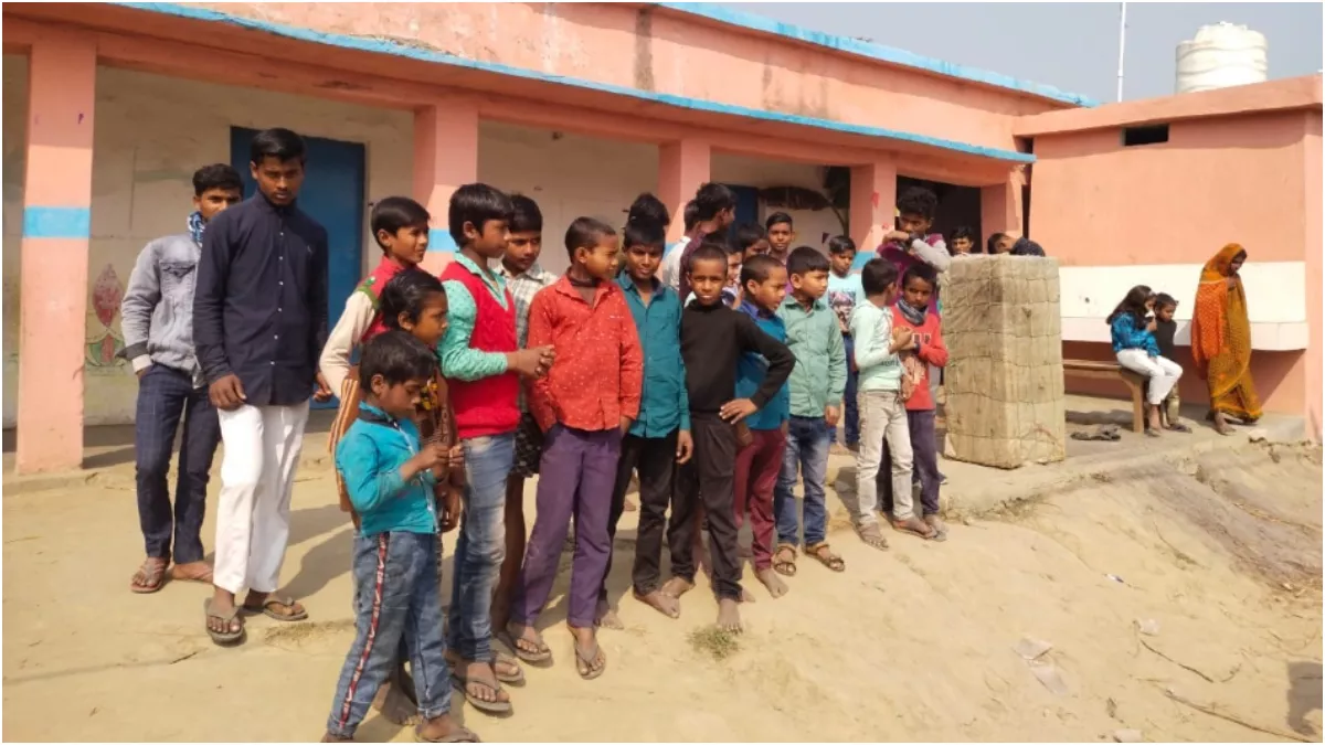 बिहार से आया चौंकाने वाला मामला! छात्रों ने 4 शिक्षकों को क्लास में किया बंद, अभिभावकों ने बनाया Video; फिर...
