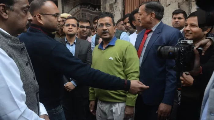 सीएम केजरीवाल ने किया घटनास्थल का दौरा, मृतकों के परिजनों को 10-10 लाख रुपये मुआवजा देने की घोषणा