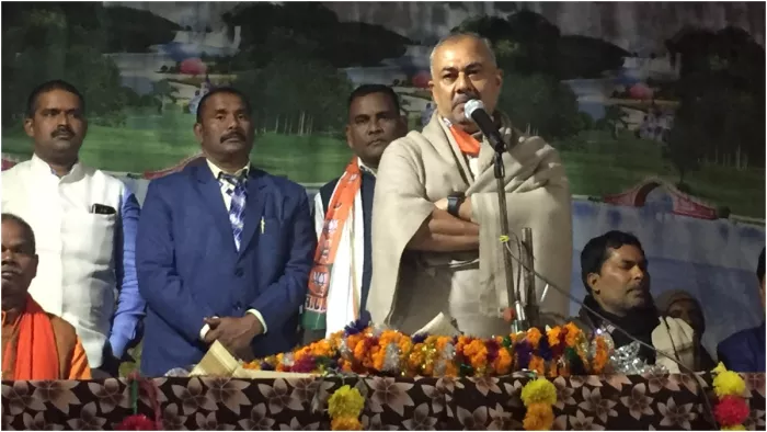...और कह दिया आपको दो हजार वोट से लीड कराएंगे, युवाओं ने भाजपा सांसद से किया वादा