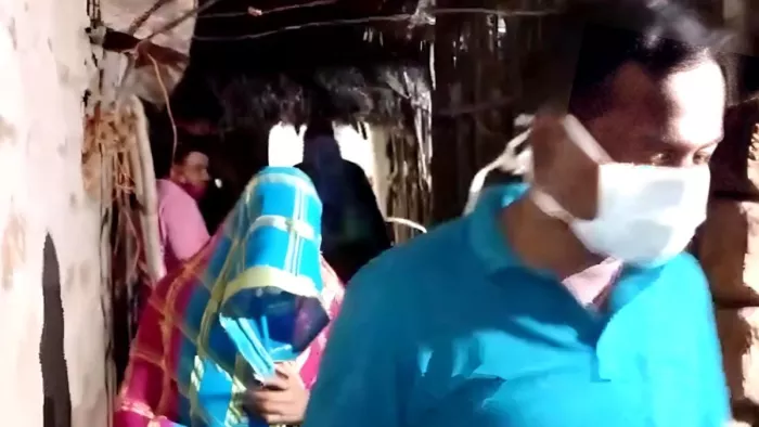 Odisha Crime: सीन रिक्रिएशन के दौरान आरोपित पत्नी।