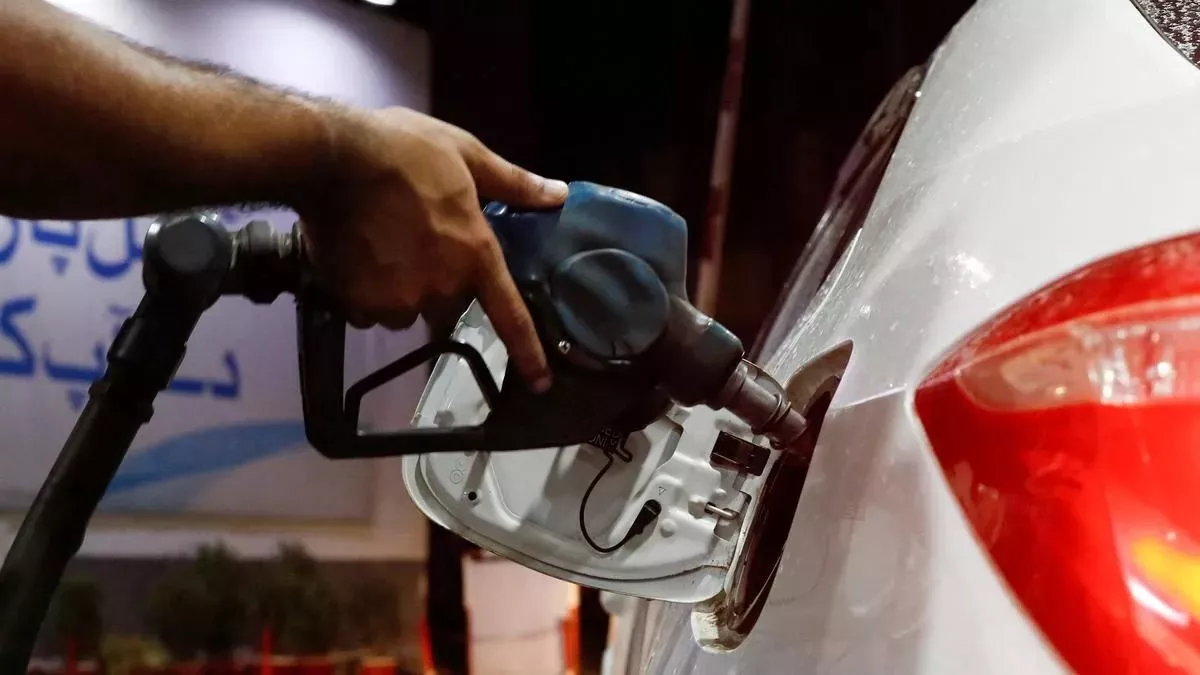 Petrol Price Hike: पाकिस्‍तान में जितने में मिलता है एक लीटर पेट्रोल, उतने में तो भारत में... एक बार फिर बढ़े दाम