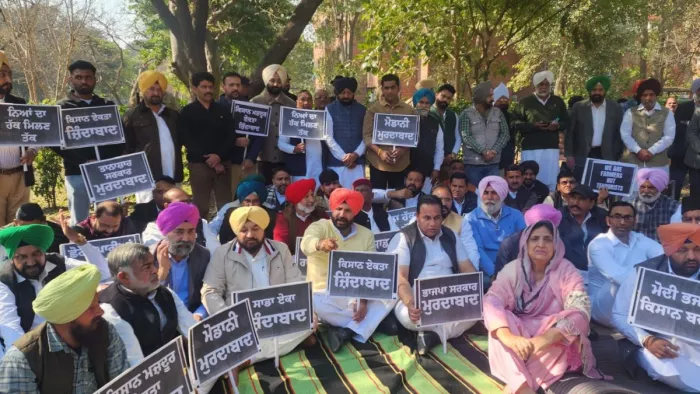पंजाब कांग्रेस नेताओं का हरियाणा बीजेपी कार्यालय के बाहर प्रदर्शन