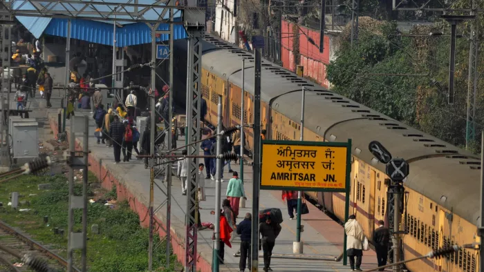 पंजाब में रेलवे ट्रैक पर सरपट दौड़ी ट्रेनें
