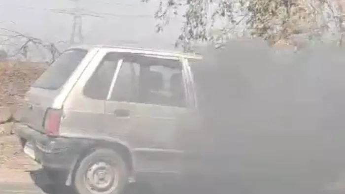 UP News: अचानक उठने लगा धुआं, हाईवे पर मसूरी के पास चलती कार में लगी आग, फोटो हुआ Viral