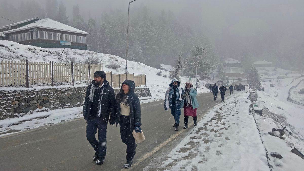 https://www.jagranimages.com/images/newimg/16022024/16_02_2024-uttarakhand_snowfall_23654575.jpg
