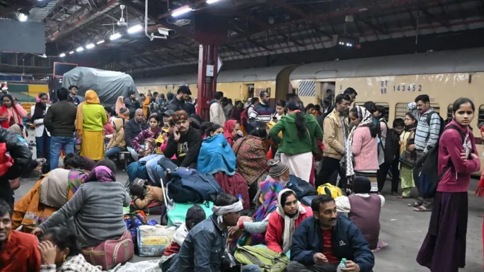 शनिवार रात नई दिल्ली रेलवे स्टेशन के प्लेटफॉर्म पर भीड़ जुटी थी। फोटो- जागरण