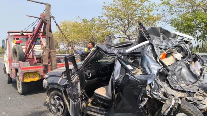 यमुना एक्सप्रेस-वे हुए कार हादसे में क्षतिग्रस्त कार को क्रेन से हटाया गया। जागरण