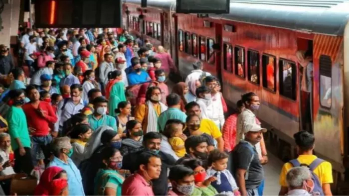 बिहार के स्टेशनों पर हो रही जमकर भीड़। (सांकेतिक फोटो)