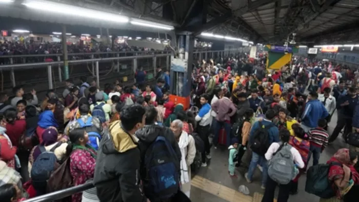 नई दिल्ली रेलवे स्टेशन पर शनिवार रात मौजूद भारी भीड़। फोटो- पीटीआई