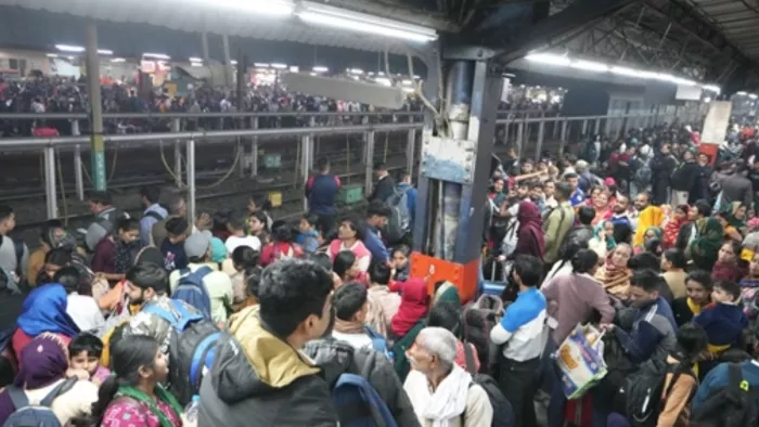 शनिवार रात नई दिल्ली रेलवे स्टेशन पर जमा हुई थी भीड़। फोटो- पीटीआई