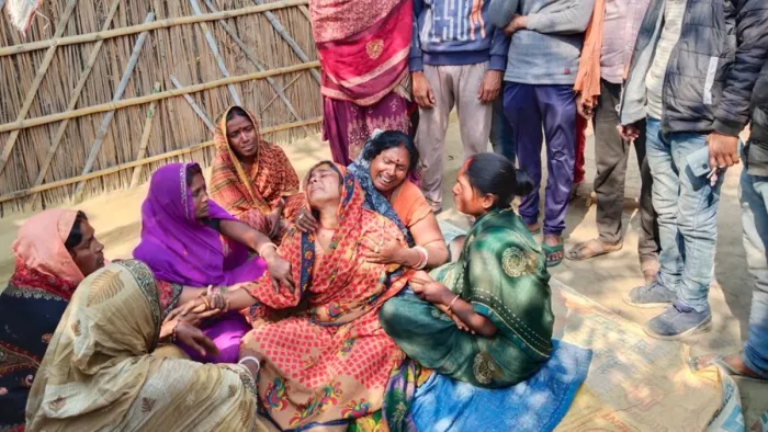 किशोर की मौत की खबर के बाद रोते-बिलखते स्वजन