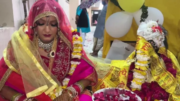 Mathura News: वृंदावन स्थित हरे कृष्ण धाम में लड्डू गोपाल संग विवाह करतीं रोहतक की ज्योति। फोटो स्वयं द्वारा