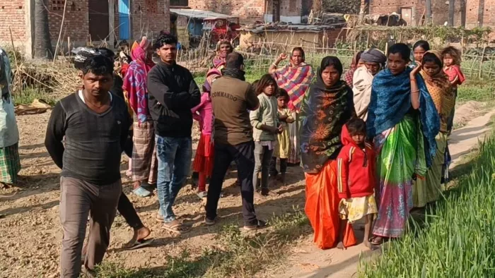 घटना की जानकारी मिलने के बाद एकत्र हुए लोग