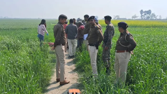 घटनस्थल पर जांच के लिए मौजूद पुलिस कर्मी