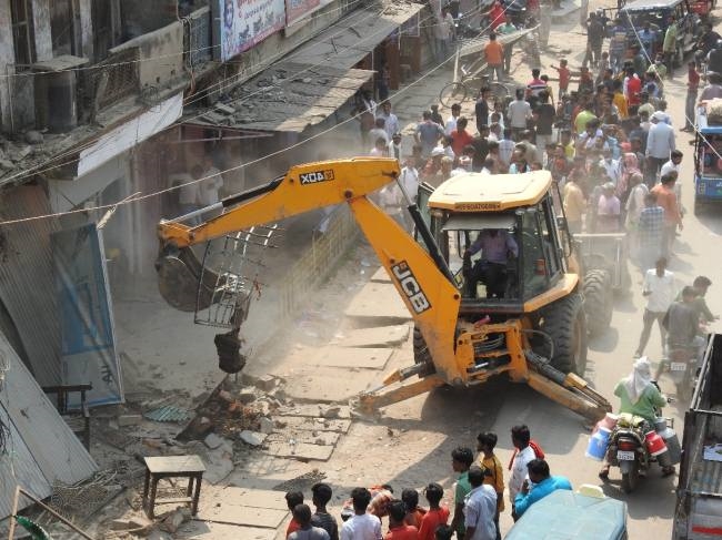 अतिक्रमण के खिलाफ गरजा बुलडोजर, हटाए अवैध कब्जे - Bulldozer roared against  encroachment, removed illegal occupation - Uttar Pradesh Ballia Crime News