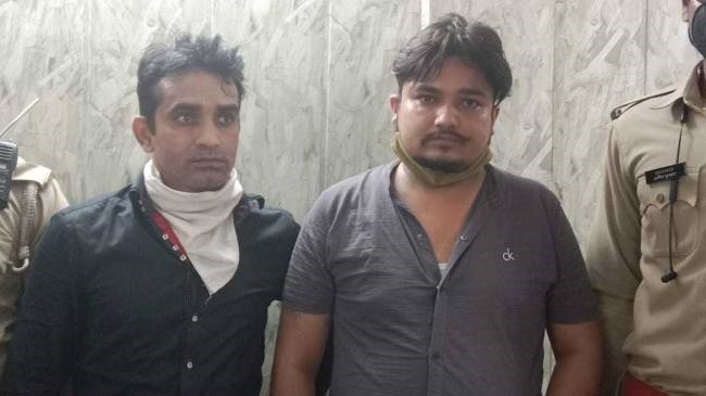 लोन के नाम पर मैजिक पेन से चेक भरवाकर करते थे ठगी, दो गिरफ्तार