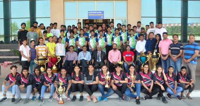 vice chancellor met the winning players encouraged on the achievements