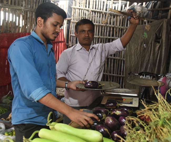 Bihar Board News: अपने पिता की सब्जी दुकान पर अंकित कुमार गुप्ता। जागरण