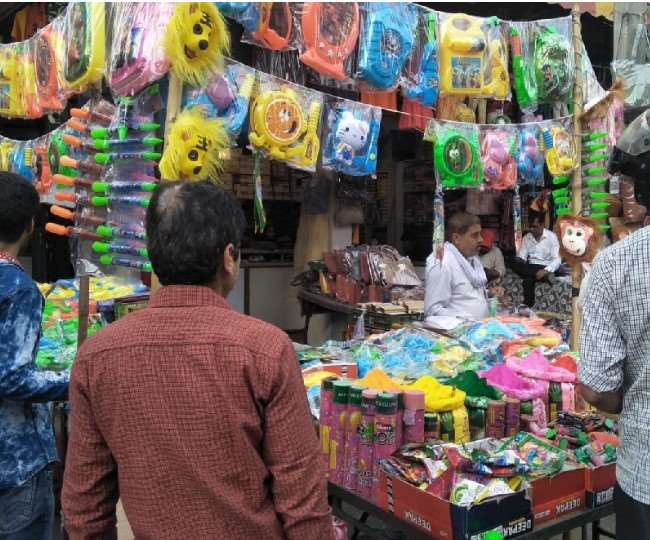 Holi 2022: रंग-गुलाल से गुलजार हुए बाजार, पिचकारी, गुजिया और मेवे से सजी दुकानें