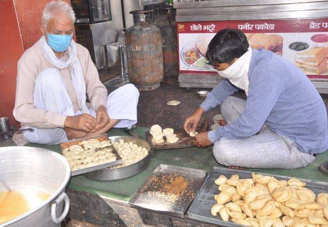 होली पर गुझिया और मठरी की खुशबू से महक रहा बाज़ार