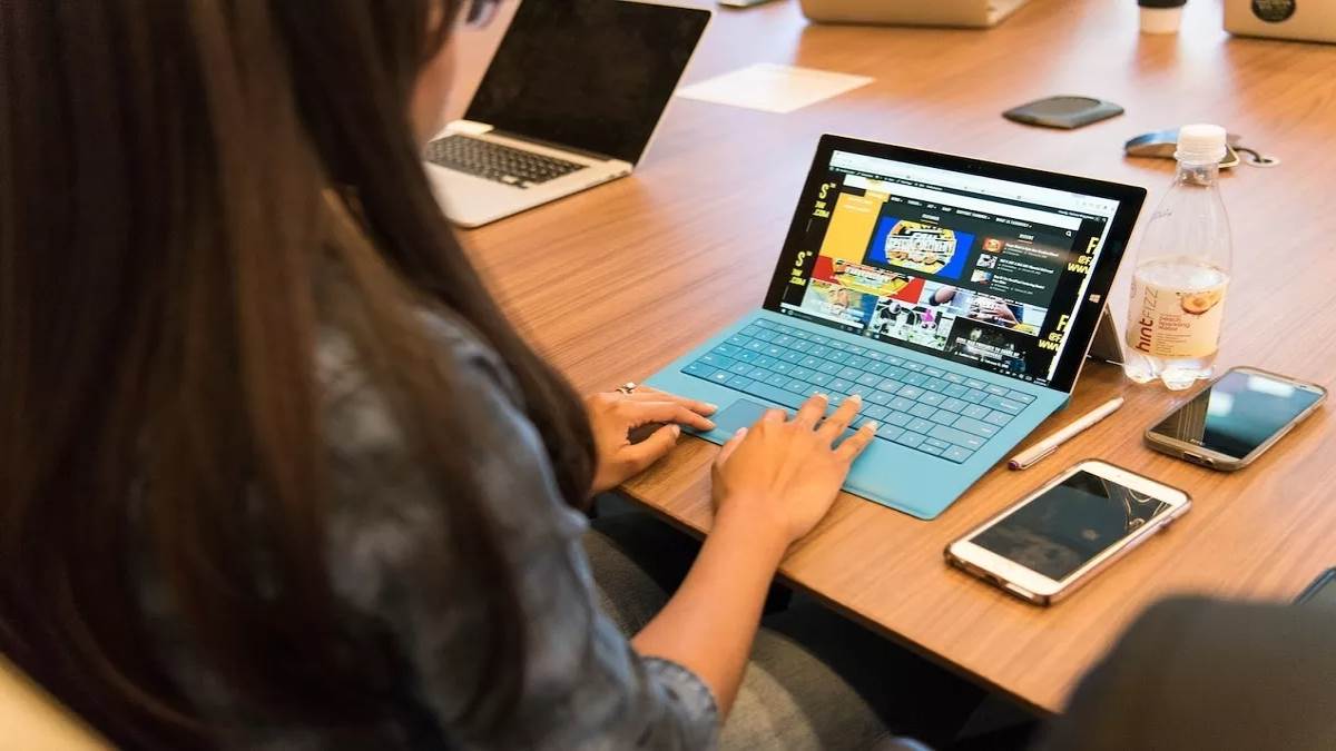Best Laptops For Student: स्टूडेंट्स के काम को आसान और फ़ास्ट बनाने के लिए ये हैं बेहतरीन लैपटॉप, यहां करें चेक