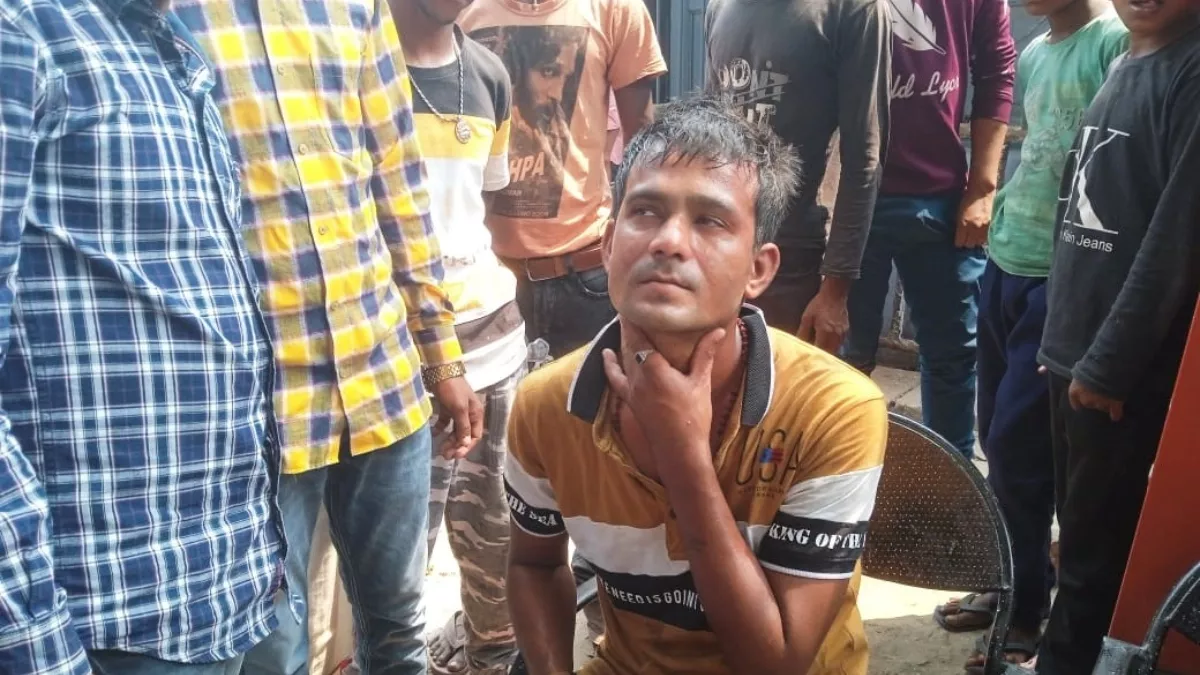 बिहार: पुलिस कर्मी आदत से मजबूर... ले भागा ई-रिक्शा चालक का मोबाइल, शोर मचाया तो लोगों ने कर दी धुनाई