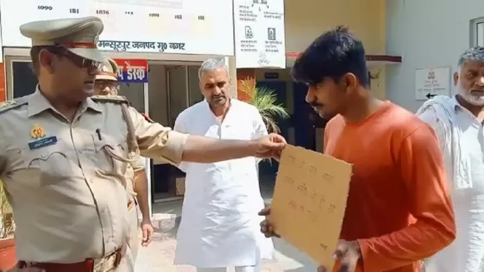 मंसूरपुर थाने पर आत्मसमर्पण करने पहुंचा बदमाश अंकुर। सौ. पुलिस