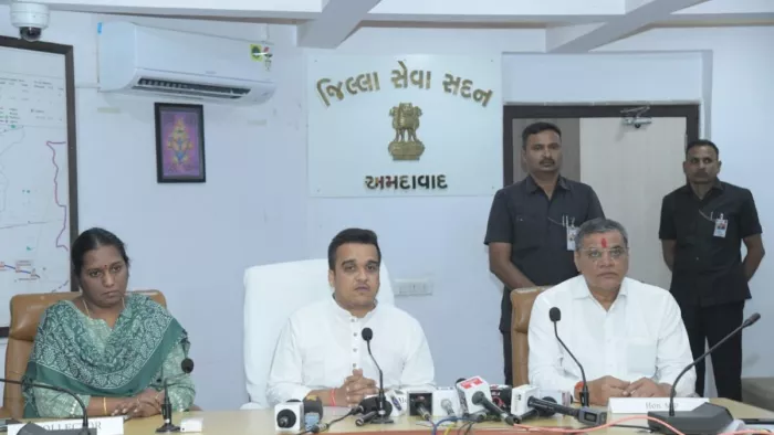 गृह राज्यमंत्री हर्ष संघवी भारत की नागरिकता का प्रमाण पत्र सौंपा (फोटो: जागरण)