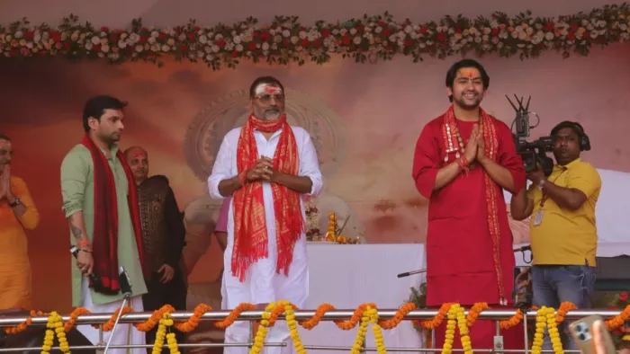 देवघर में गोड्डा सांसद निशिकांत दुबे के साथ मंच पर बाबा बागेश्वर।