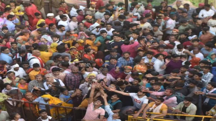 विश्वप्रसिद्ध लठामार होली को लेकर व्यवस्था, पांच किमी पैदल चलना होगा श्रद्धालुओं को। फाइल फोटो