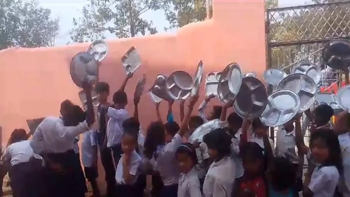 Shekhpura News: शेखपुरा में थाली पीट कर पानी मांग रहे स्कूली बच्चे, पढ़िए क्या है पूरा मामला