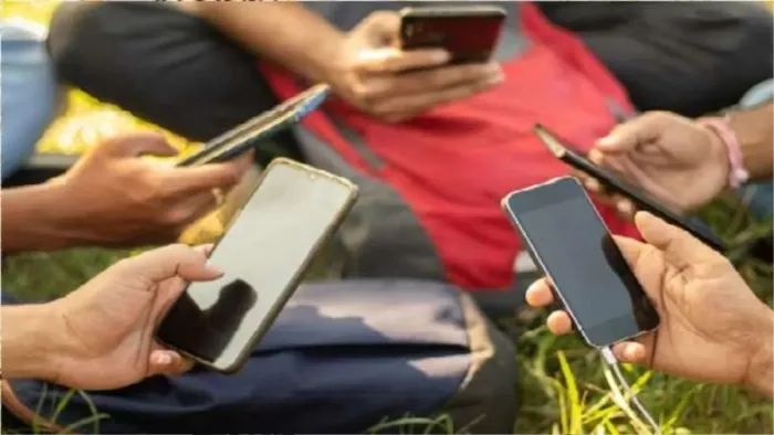 अमेरिका के स्मार्टफोन बाजार में भारत 7.76 प्रतिशत की हिस्सेदारी के साथ तीसरे नंबर है।