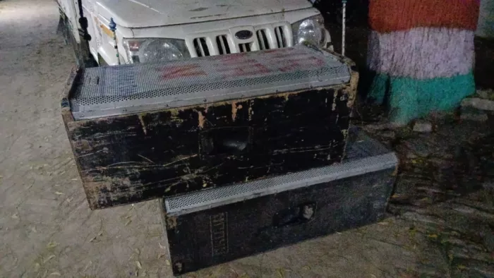 तेज आवाज में अश्लील गाना बजाने पर आधा दर्जन डीजे साउंड बाक्स जब्त