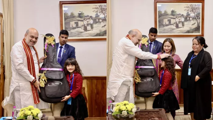 अमित शाह ने एस्तेर लालदुहावमी हंमटे को गिफ्ट किया गिटार। (फोटो- X/@AmitShah)