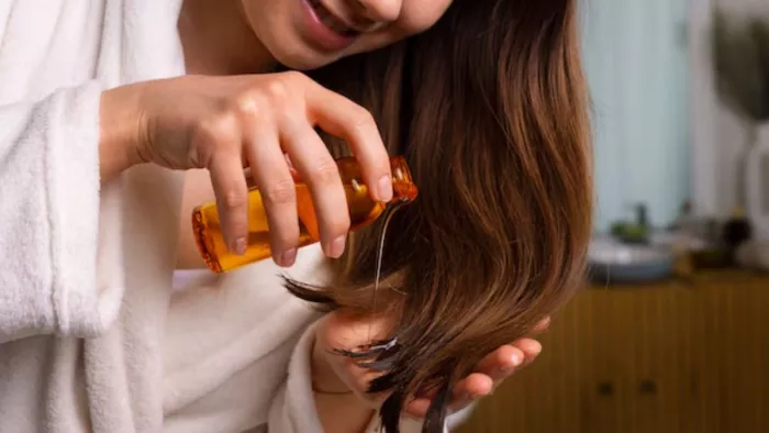 Hair Care Tips: बालों को मजबूत बनाने के लिए लगाएं ये तेल (Picture Courtesy: Freepik)