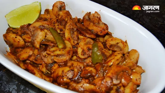 Mushroom Pickle: बोरिंग डिश में भी स्वाद का तड़का लगा देगा मशरूम का अचार (Image Source: Instagram)