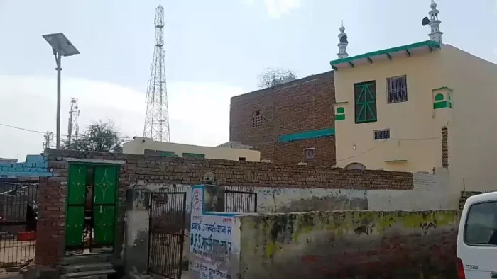 Hathras News: मस्जिद का टूटा गेट। जागरण