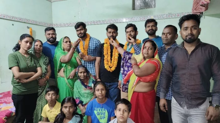 UP पुलिस की सिपाही भर्ती परीक्षा में तीन भाइयों का चयन होने पर खुशी मनाते स्वजन। - जागरण