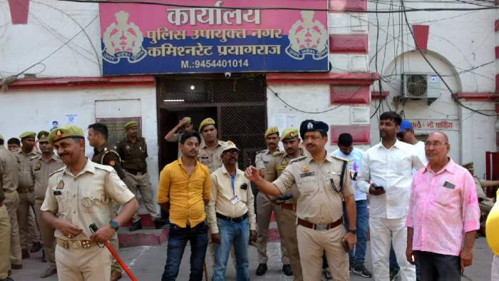 शुक्रवार को कोतवाली पर फोर्स के साथ तैनात एसीपी मनोज कुमार सिंह।-जागरण