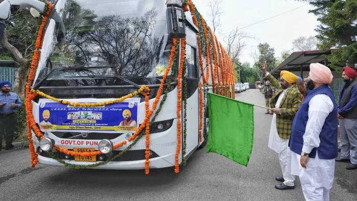 सीएम मान ने शिक्षकों की बस को हरी झंडी दिखाकर किया रवाना
