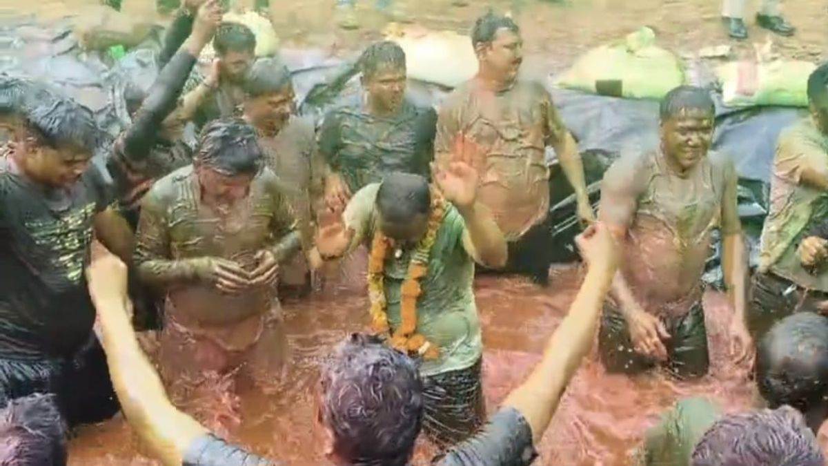 sambhal sp dm play holi in police line co anuj chaudhary dance with cop