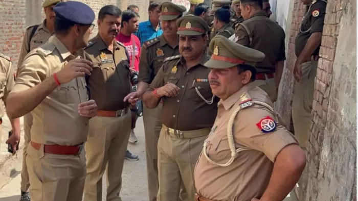 अमित की हत्या के बाद पुलिस से जानकारी लेते मौके पर पहुंचे बागपत एसपी अर्पित विजयवर्गीय। जागरण