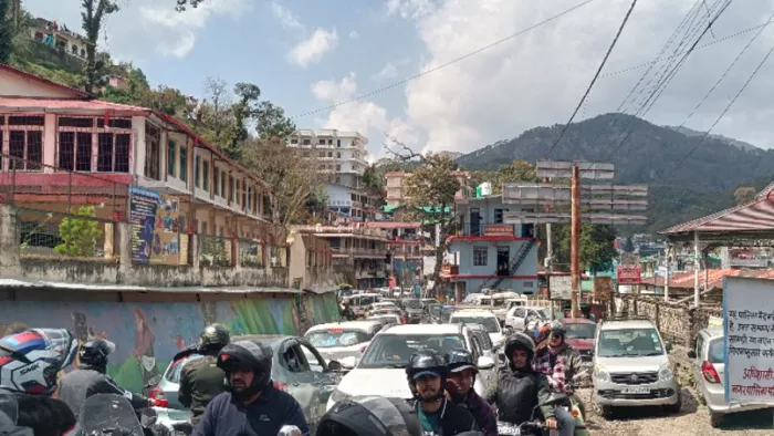 Kainchi Dham: 15 किमी तक तक सड़को पर रेंगते रहे वाहन। जागरण
