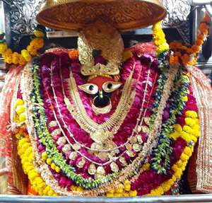 मां विंध्यवासिनी के चौथे स्वरूप मां कूष्मांडा की पूजा अर्चना शुक्रवार को भक्तों ने विधि-विधान से किया।