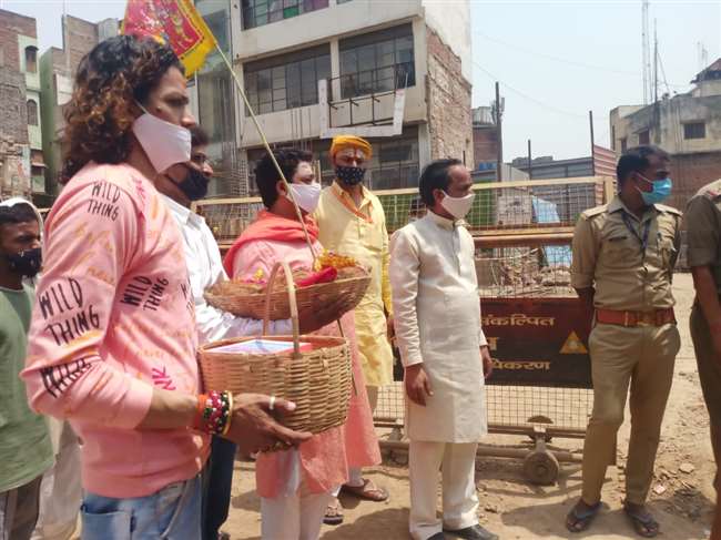 ज्ञानवापी स्थित मंदिर में वार्षिक परंपरा के तहत पट खोले गए और 12 लोगों को दर्शन-पूजन की अनुमति दी गई।