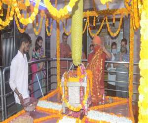 चैत्र नवरात्र में मां अलोपशंकरी मंदिर में मां की आराधना को भक्&zwj;त जुटे हैं।