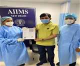 शाहनवाज हुसैन ने दिल्ली के एम्स अस्पताल में कोरोना वैक्सीन का पहला डोज लिया।