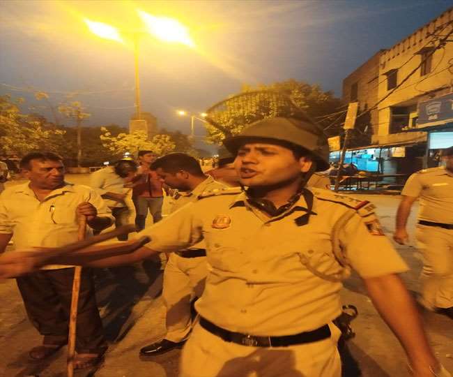 Jahangiripuri Violence: watch Video Delhi Hanuman birth anniversary  procession Stone pelted sub inspector injured - Jahangirpuri Violence  VIDEO: दिल्ली में हनुमान जन्मोत्सव पर निकली शोभायात्रा पर पथराव ...